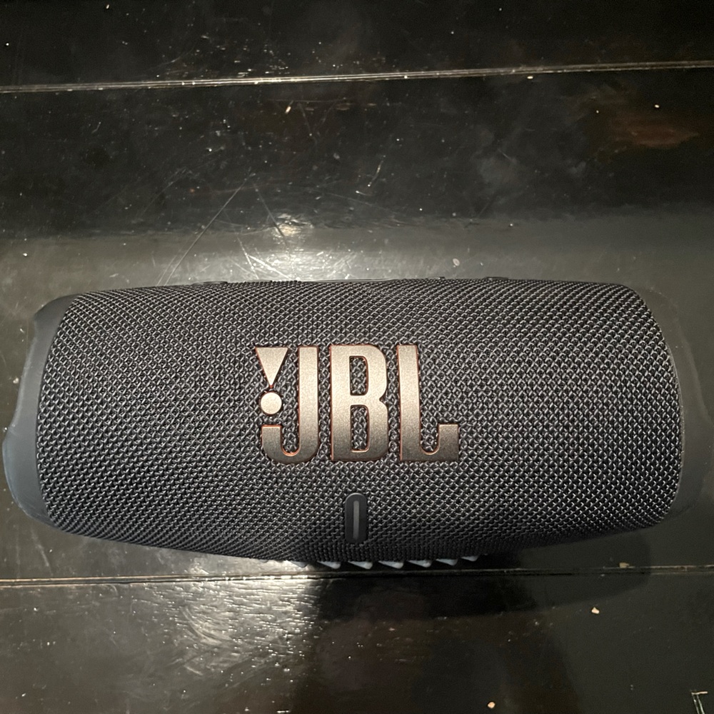 perfect condition JBL charge 5 speaker.